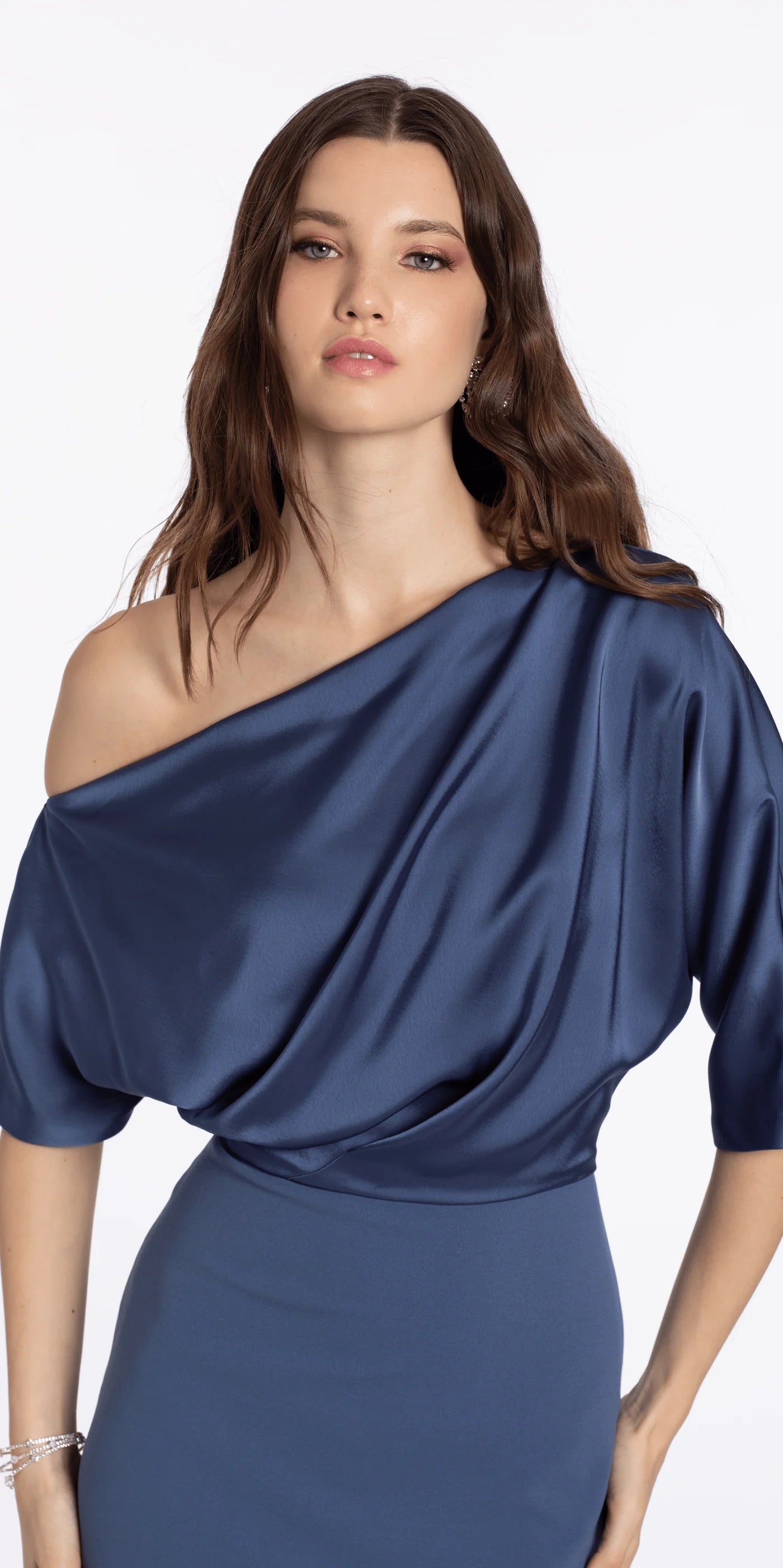 Chic Evening Dress with Draped One-Shoulder Neckline and Satin Mermaid Silhouette