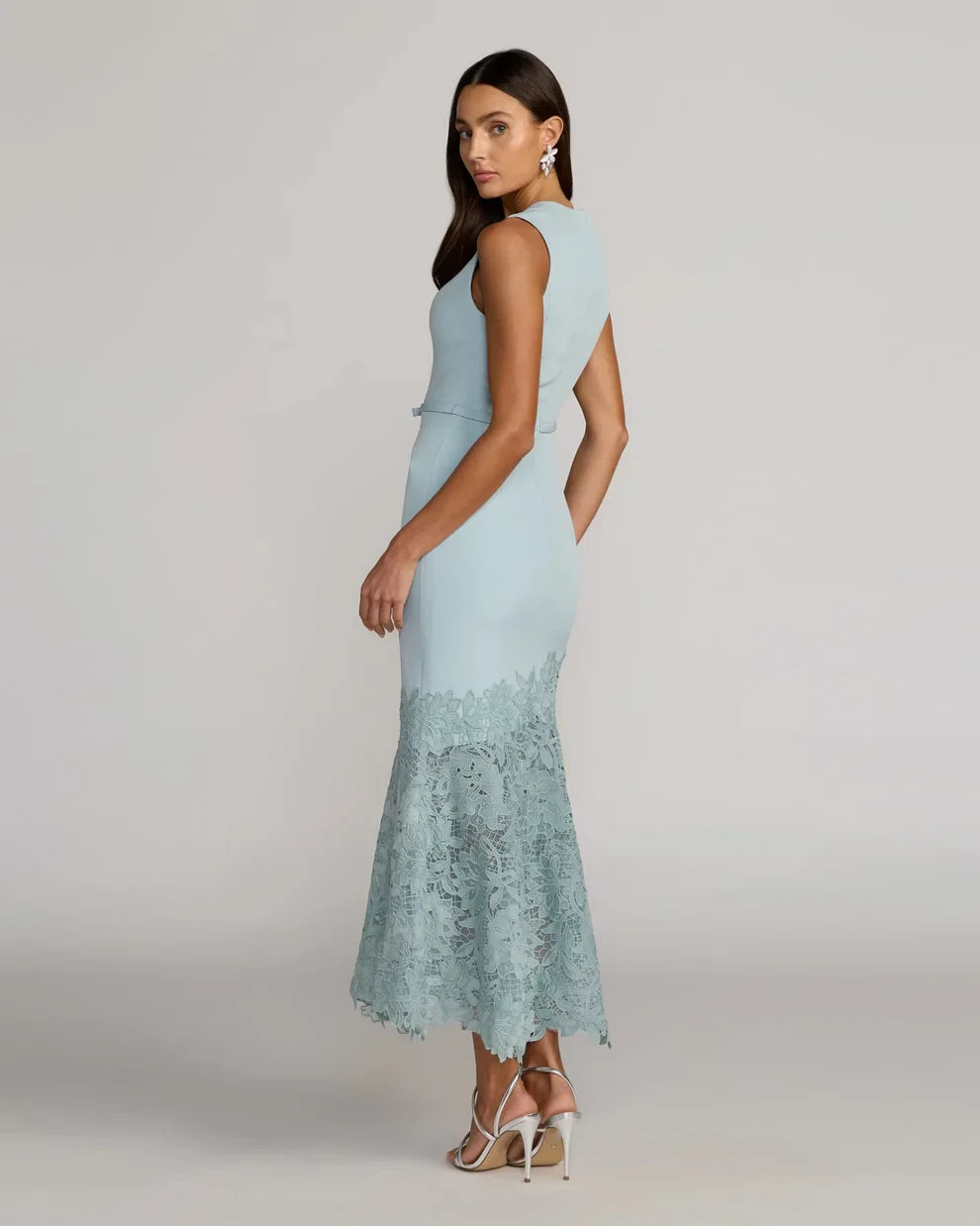 Chic Two-Tone Lace Sheath Round Neck Sleeveless Belted High Back Midi Evening Dresses