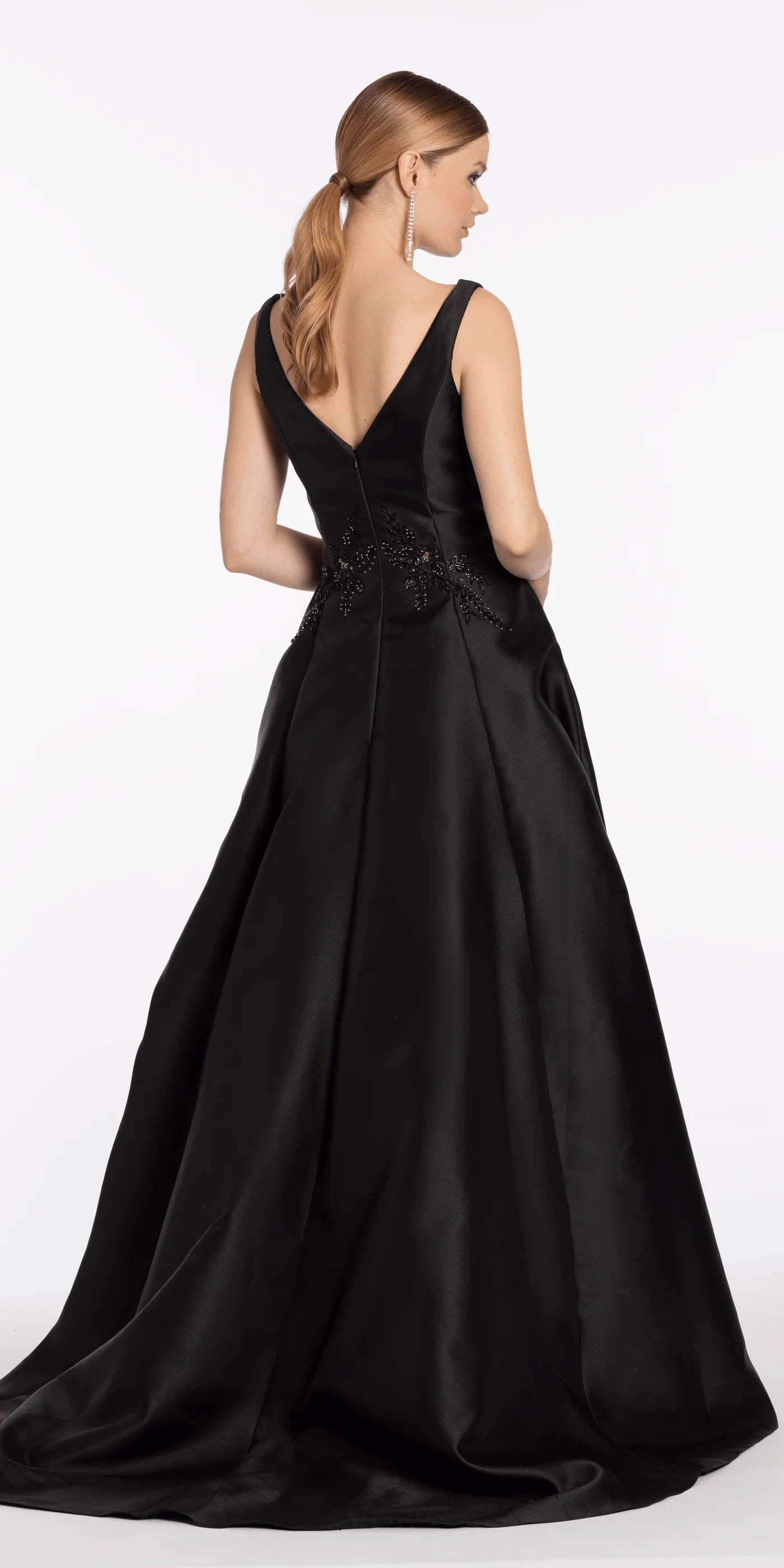 Elegant Ball Gown V-Neck Sleeveless Beaded Floral Appliqué Back Train Evening Dresses