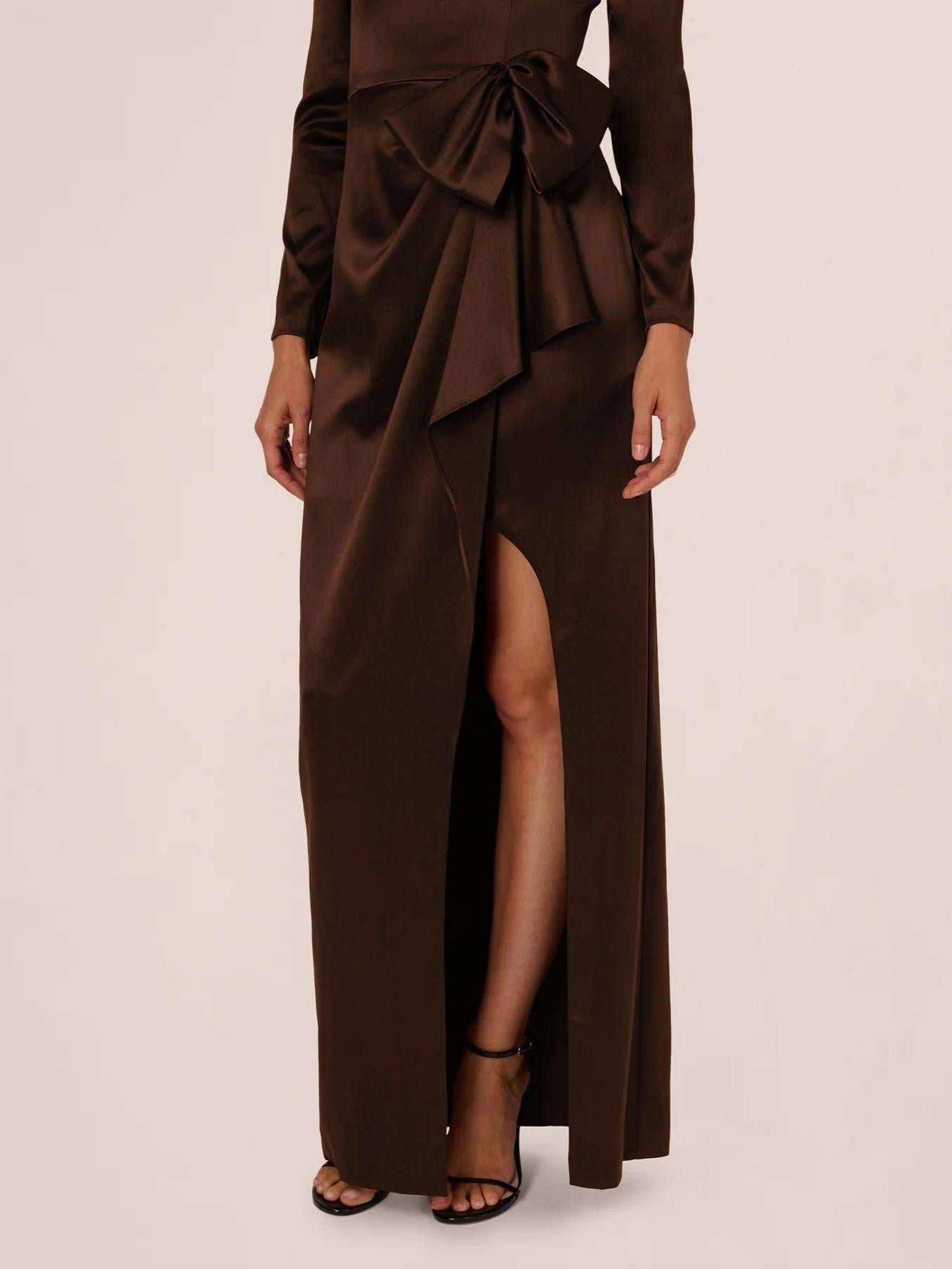 Elegant Column Round-Neck Long-Sleeve Zipper-Back Floor-Length Bow Accent Evening Dress
