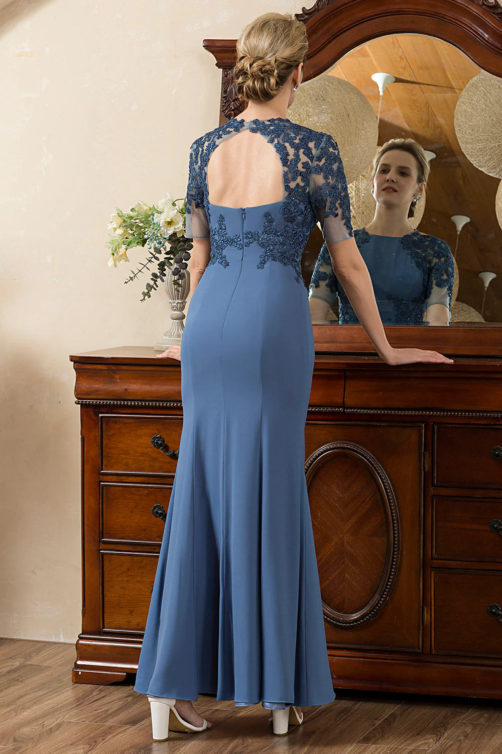 Elegant Dusty Blue Mermaid Short Sleeve Lace Applique Side Split Floor-Length Mother of the Bride Dress