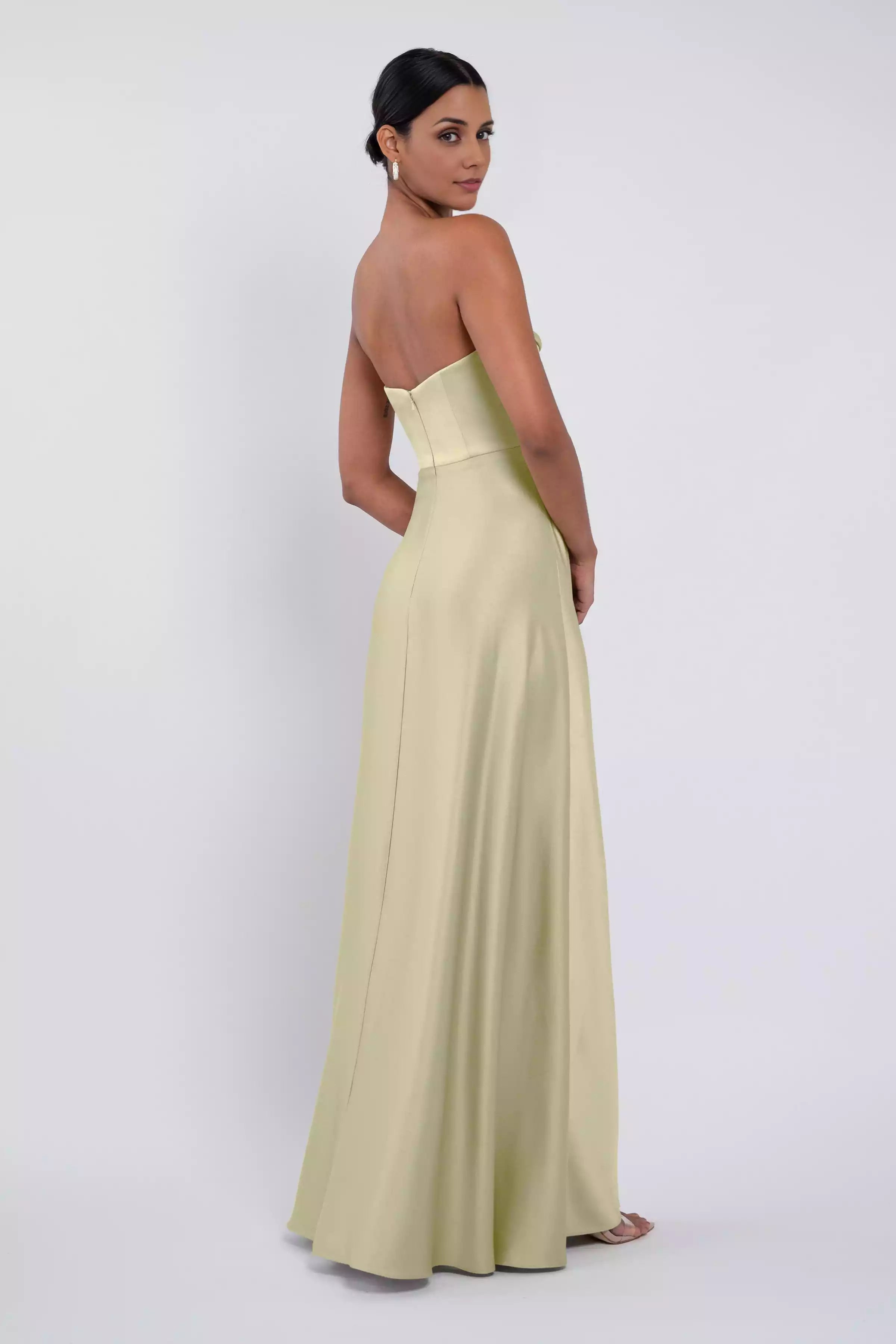 Exquisite structured tight corset with a hanging high waist detail and a circular cut. The skirt is smooth and natural. Bridesmaid Dresses