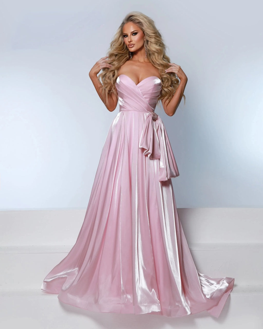 Glamorous A-Line Strapless Sleeveless Closed-Back Floor-Length Evening Dress