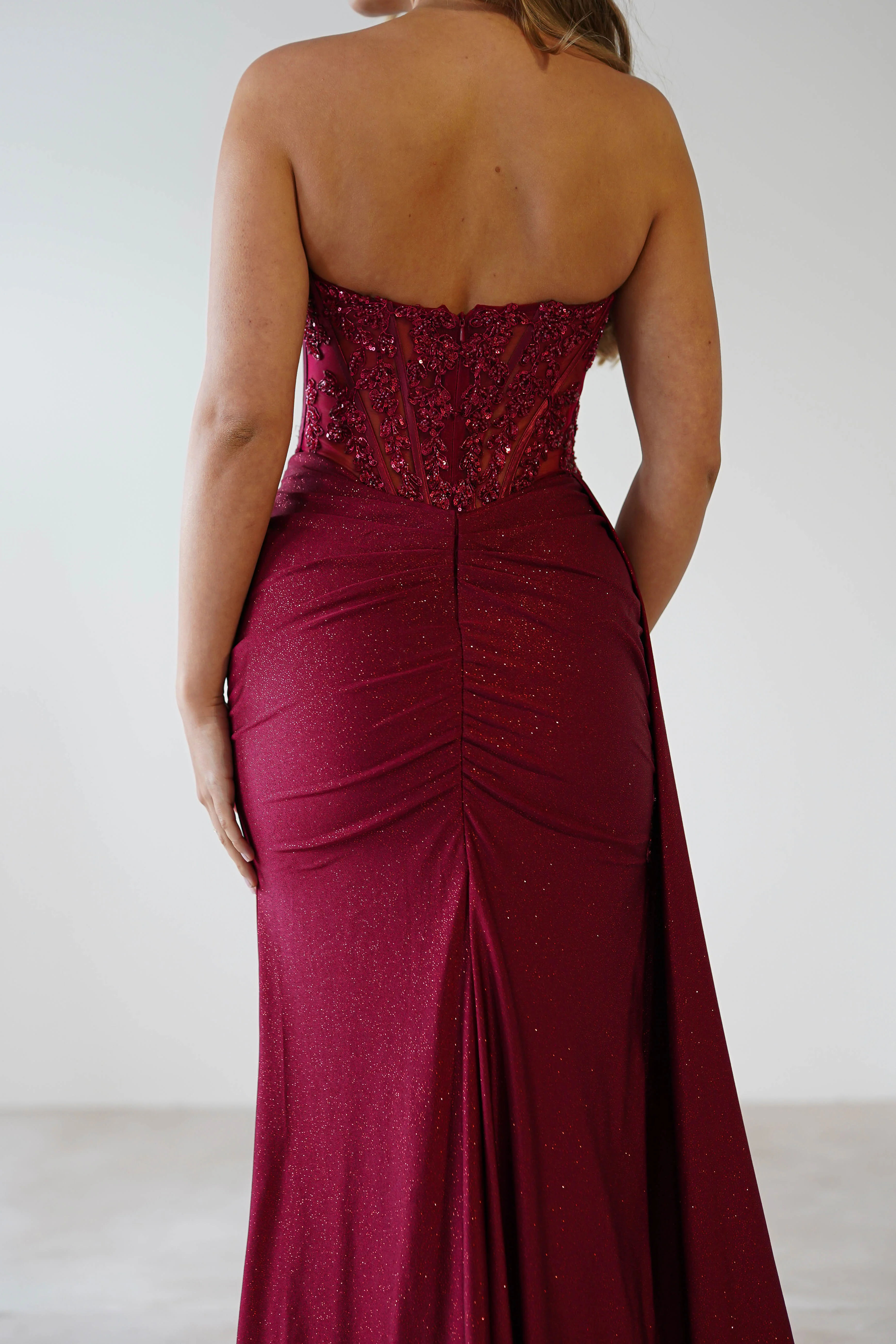 Glamorous Burgundy Glitter Strapless Lace Applique Ruched Slit Mermaid Evening Dresses