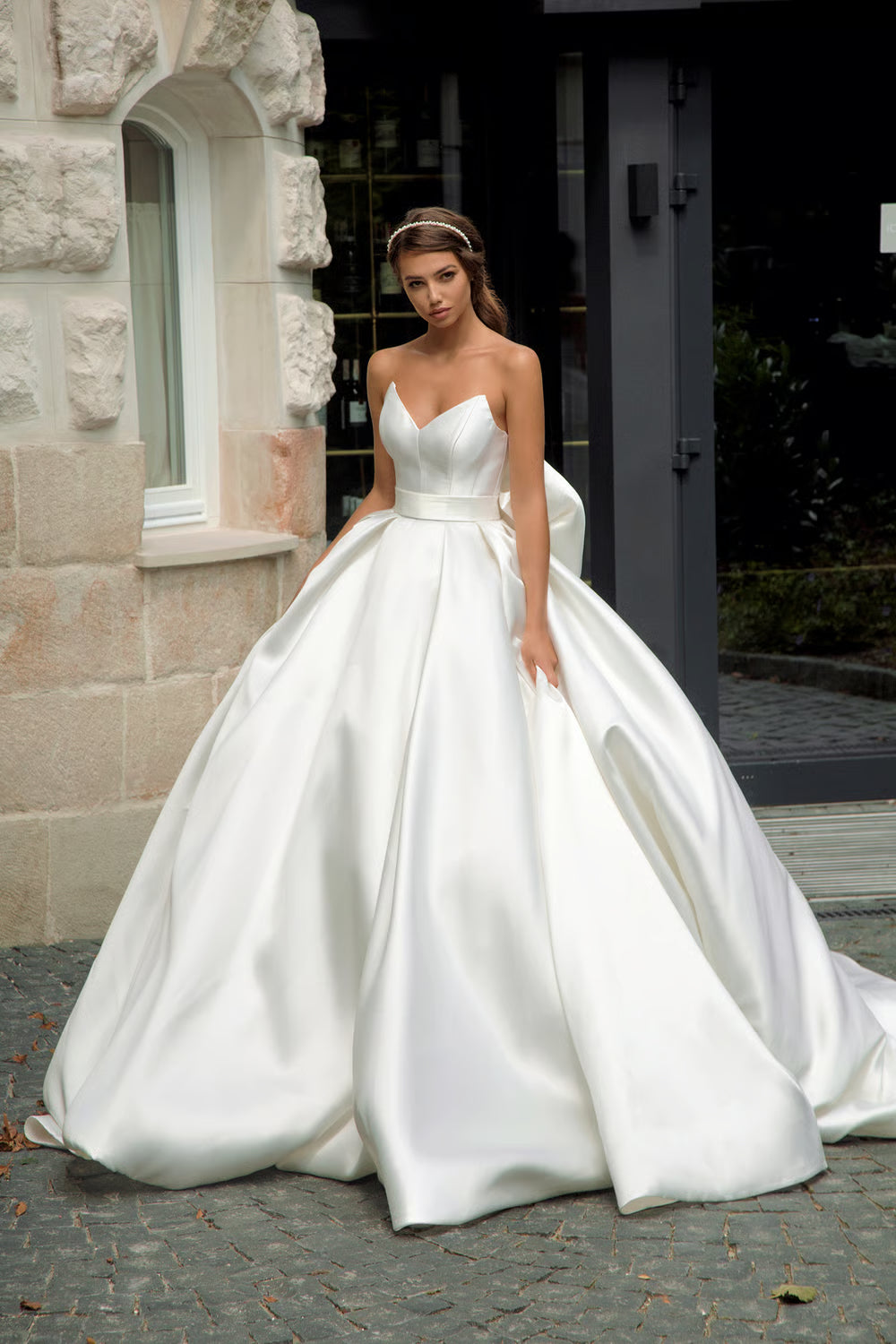Glamorous Satin Ball Gown Sweetheart Sleeveless Bow Back Chapel Train Wedding Dresses