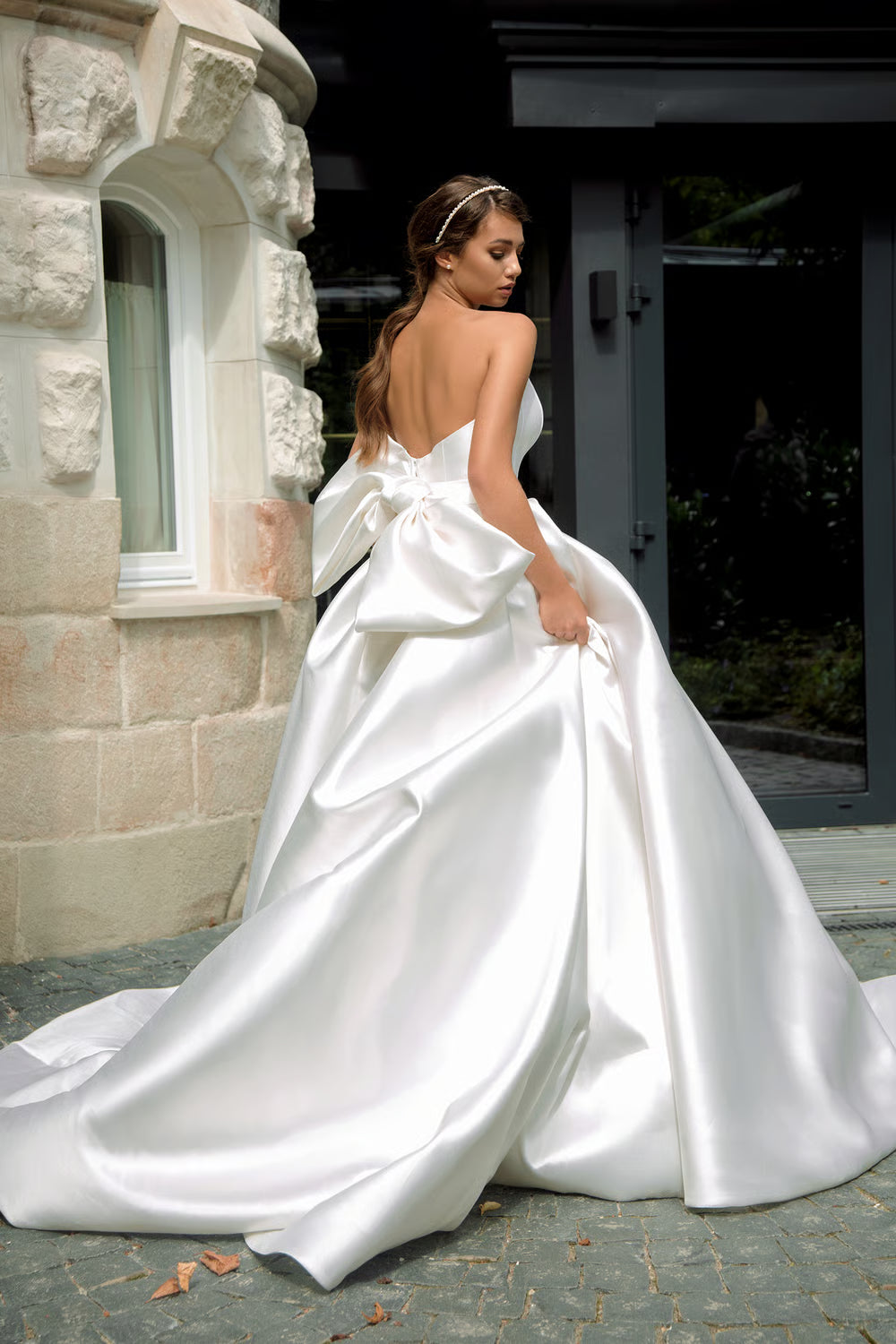 Glamorous Satin Ball Gown Sweetheart Sleeveless Bow Back Chapel Train Wedding Dresses