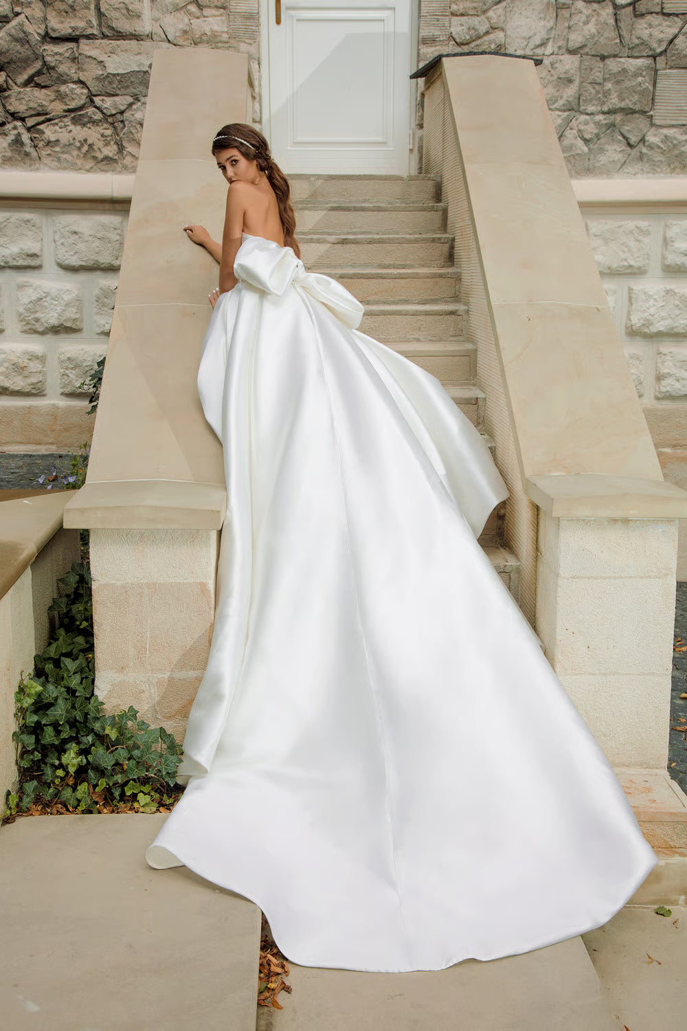 Glamorous Satin Ball Gown Sweetheart Sleeveless Bow Back Chapel Train Wedding Dresses