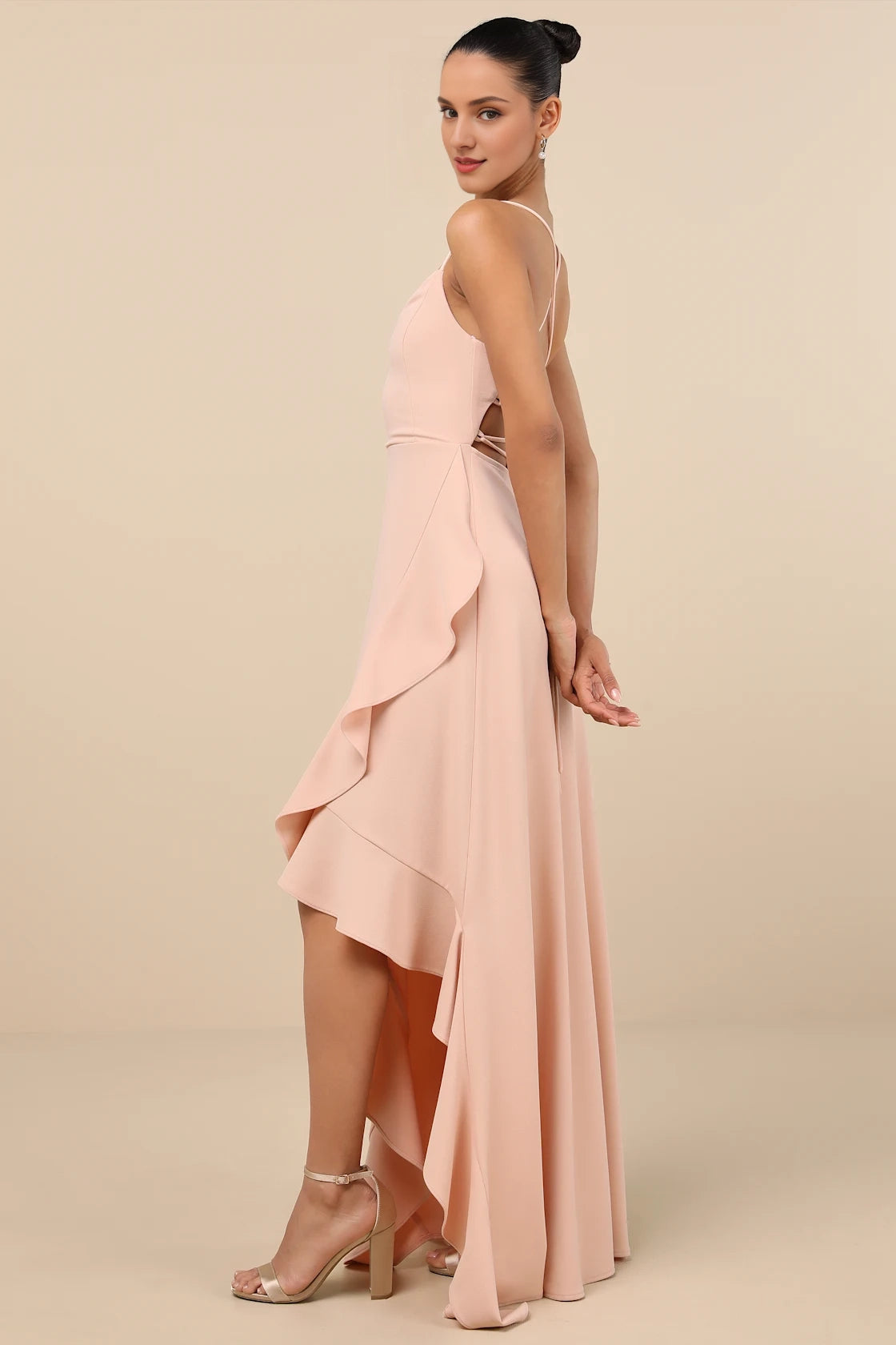 LANQI's charming high-low hem flowing sleeveless tight corset V-neck slim shoulder straps with ruffled edges Homecoming Dresses