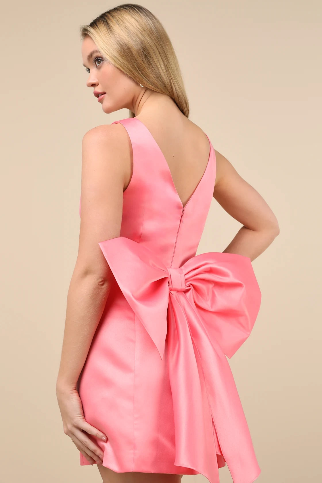 LANQI's charming taffeta wide shoulder strap tight corset with V-neck skirt hanging Homecoming Dresses