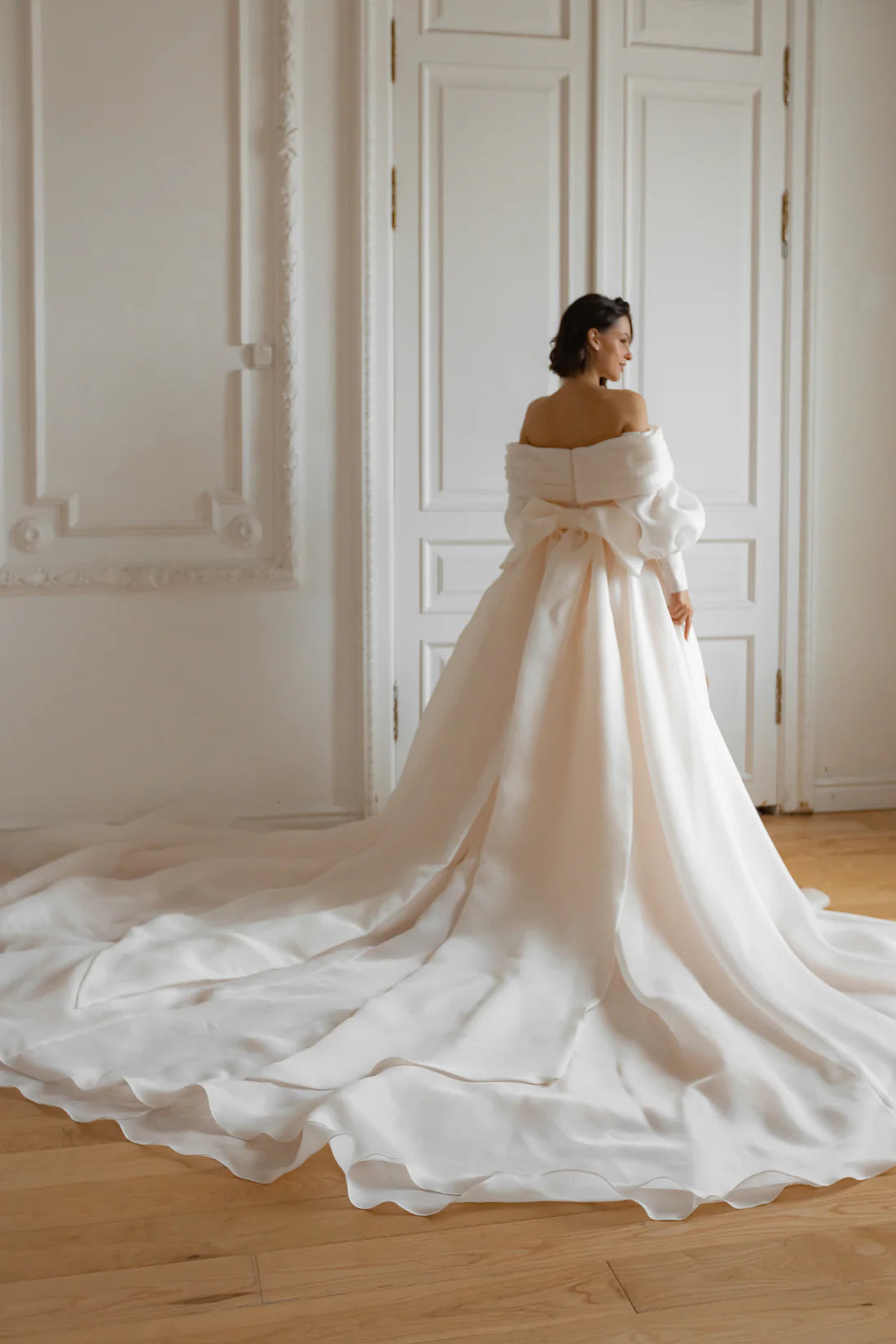 Off-the-Shoulder Organza Ballgown Wedding Dress Puff Sleeves Bow Back High Slit Cathedral Train Bridal Gown