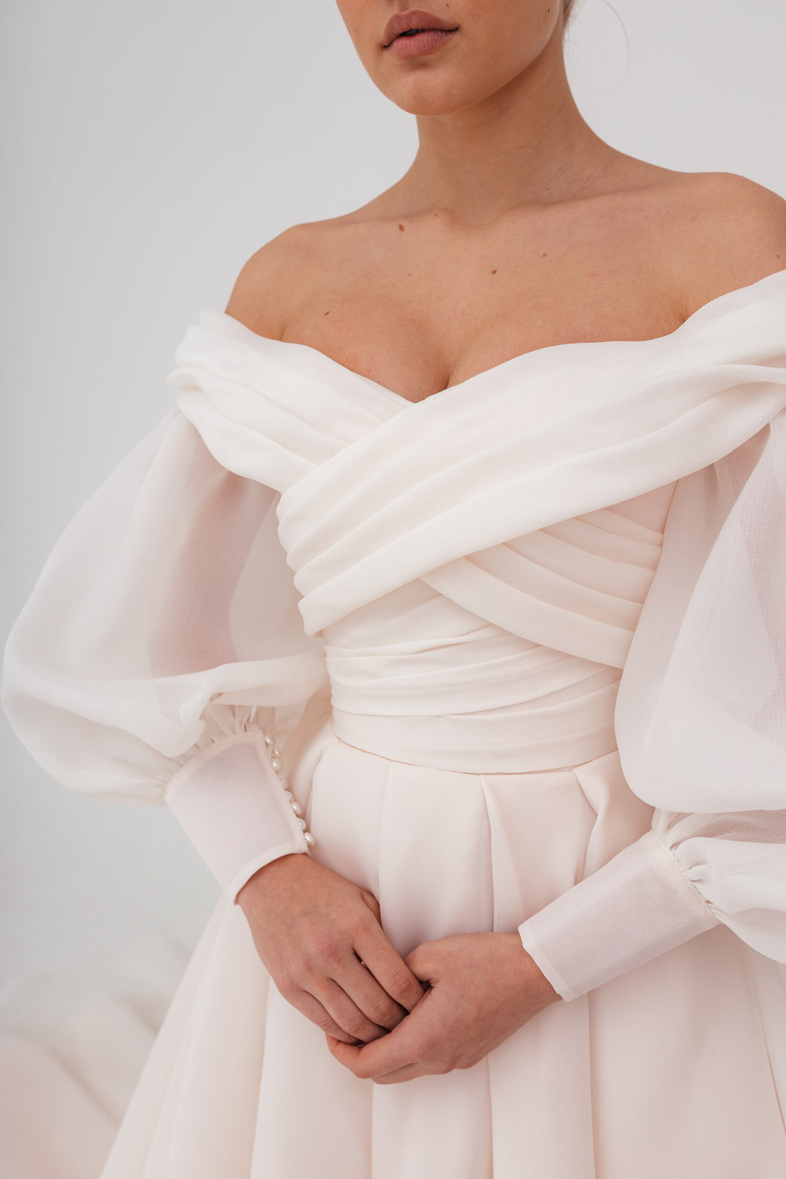 Off-the-Shoulder Organza Ballgown Wedding Dress Puff Sleeves Bow Back High Slit Cathedral Train Bridal Gown
