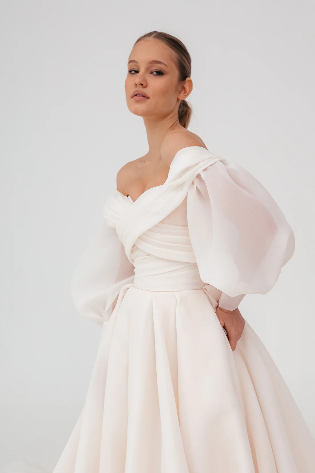 Off-the-Shoulder Organza Ballgown Wedding Dress Puff Sleeves Bow Back High Slit Cathedral Train Bridal Gown