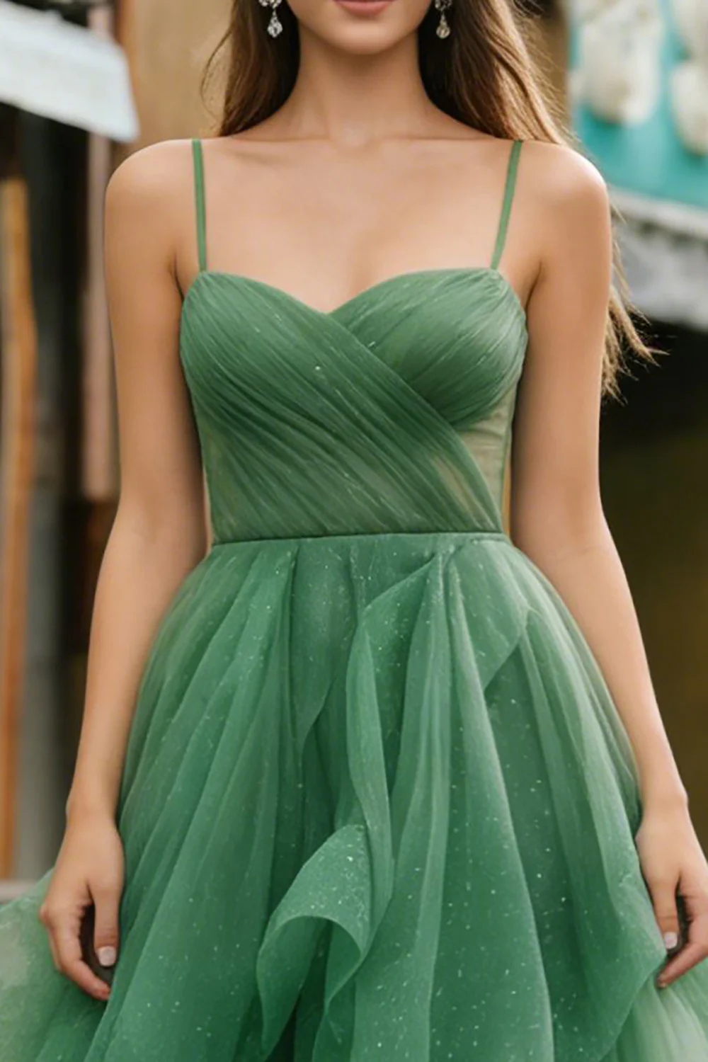 Romantic Emerald Green Tulle Evening Dress with Spaghetti Straps and Ruffle Skirt