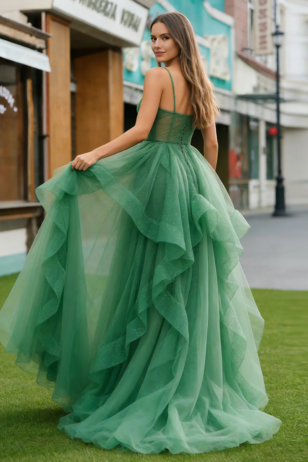 Romantic Emerald Green Tulle Evening Dress with Spaghetti Straps and Ruffle Skirt