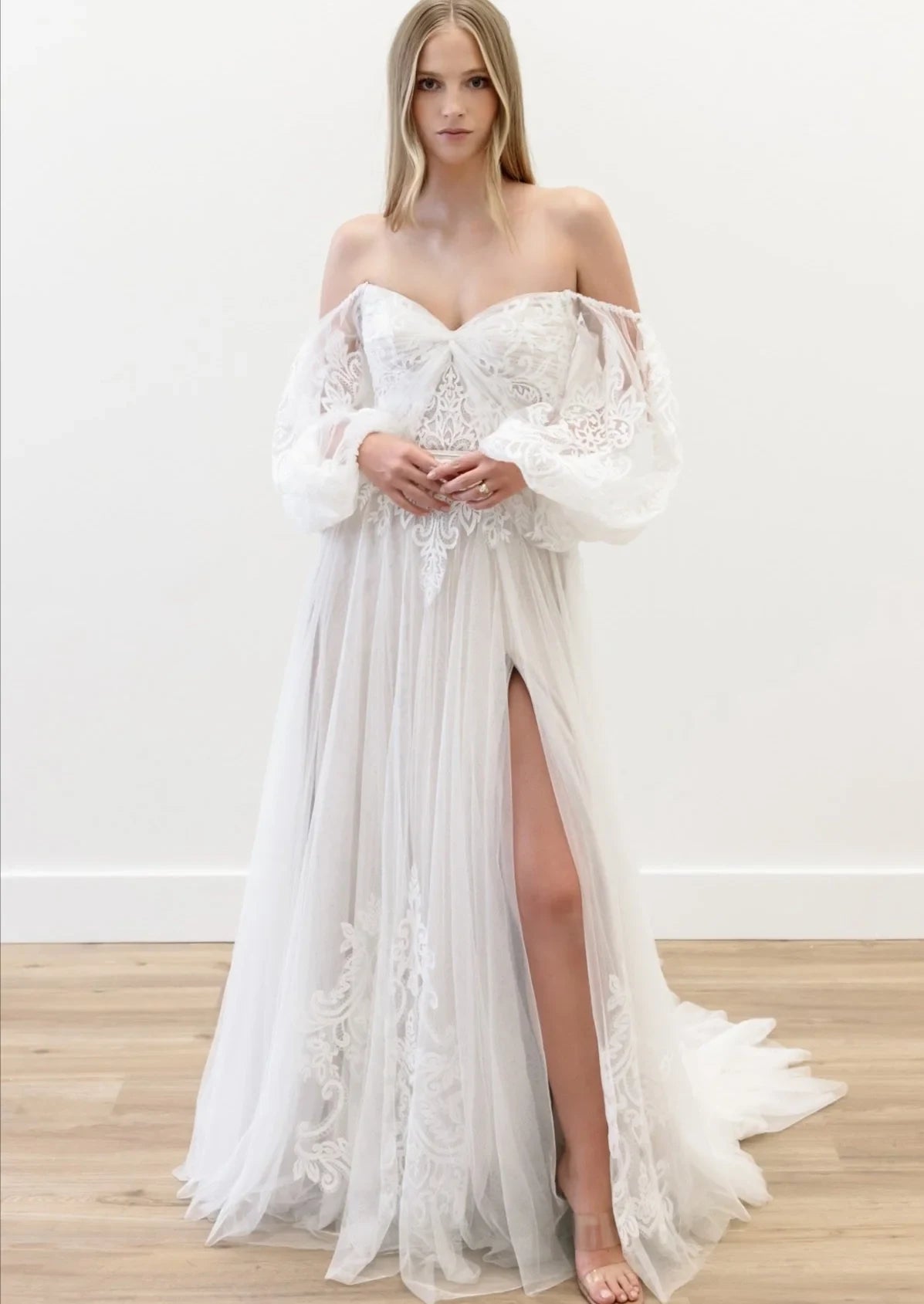Romantic Boho Tulle Lace A-Line Off-Shoulder Sweetheart Long Puff Sleeves V-Back Floor-Length Wedding Dresses