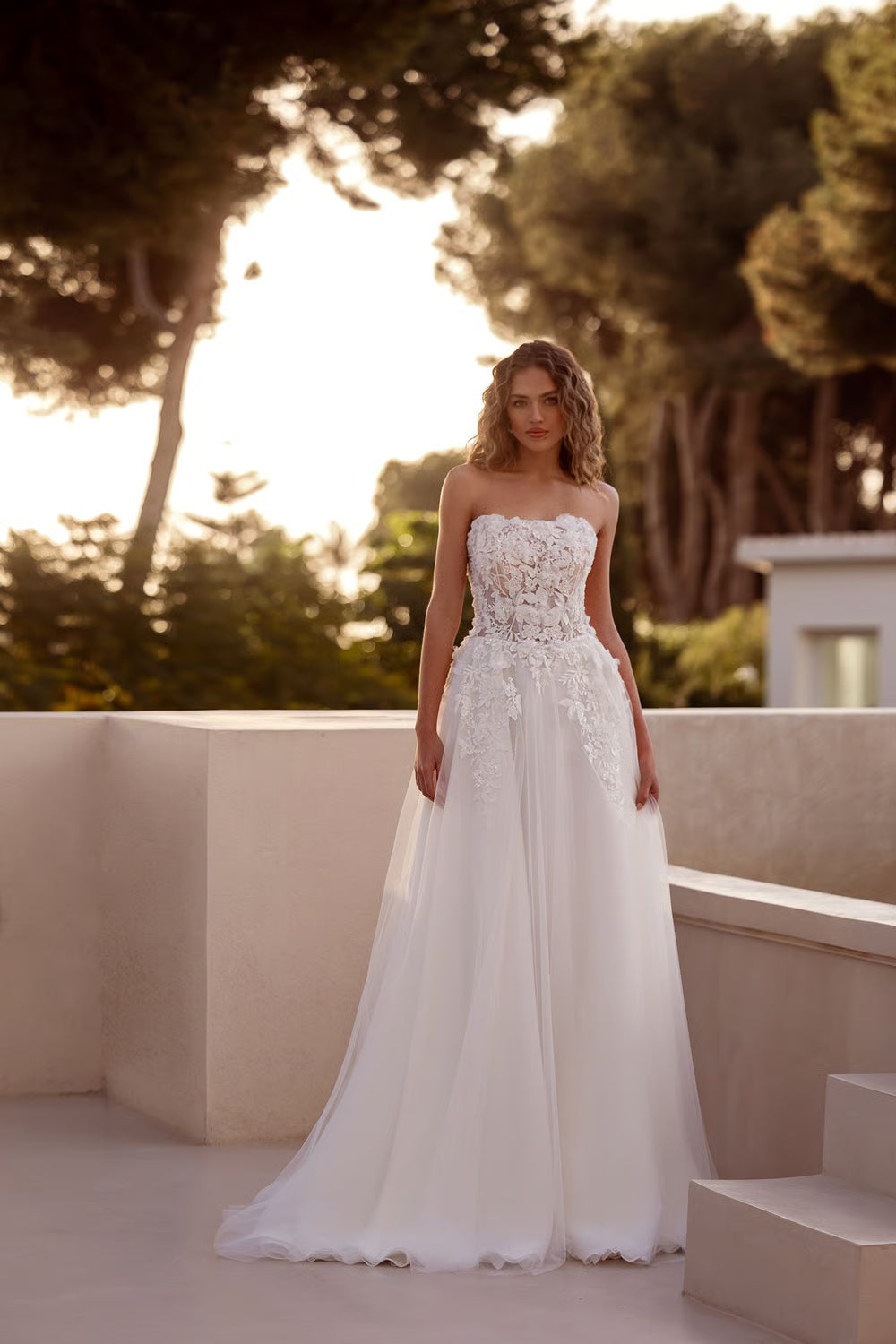 Romantic Tulle Lace A-Line Strapless Sweetheart Sleeveless Illusion Lace Back Floor-Length Train Wedding Dresses