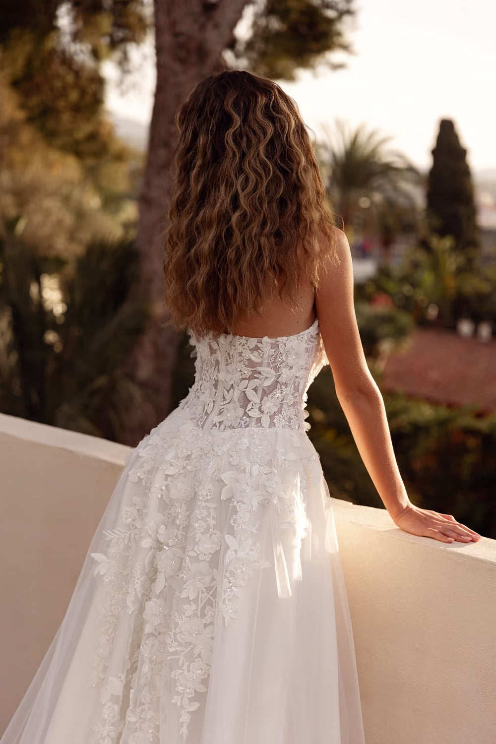 Romantic Tulle Lace A-Line Strapless Sweetheart Sleeveless Illusion Lace Back Floor-Length Train Wedding Dresses