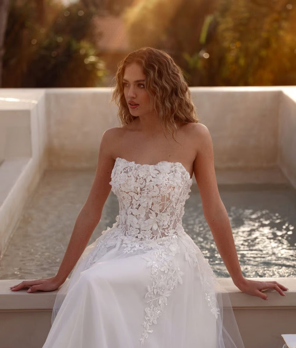 Romantic Tulle Lace A-Line Strapless Sweetheart Sleeveless Illusion Lace Back Floor-Length Train Wedding Dresses