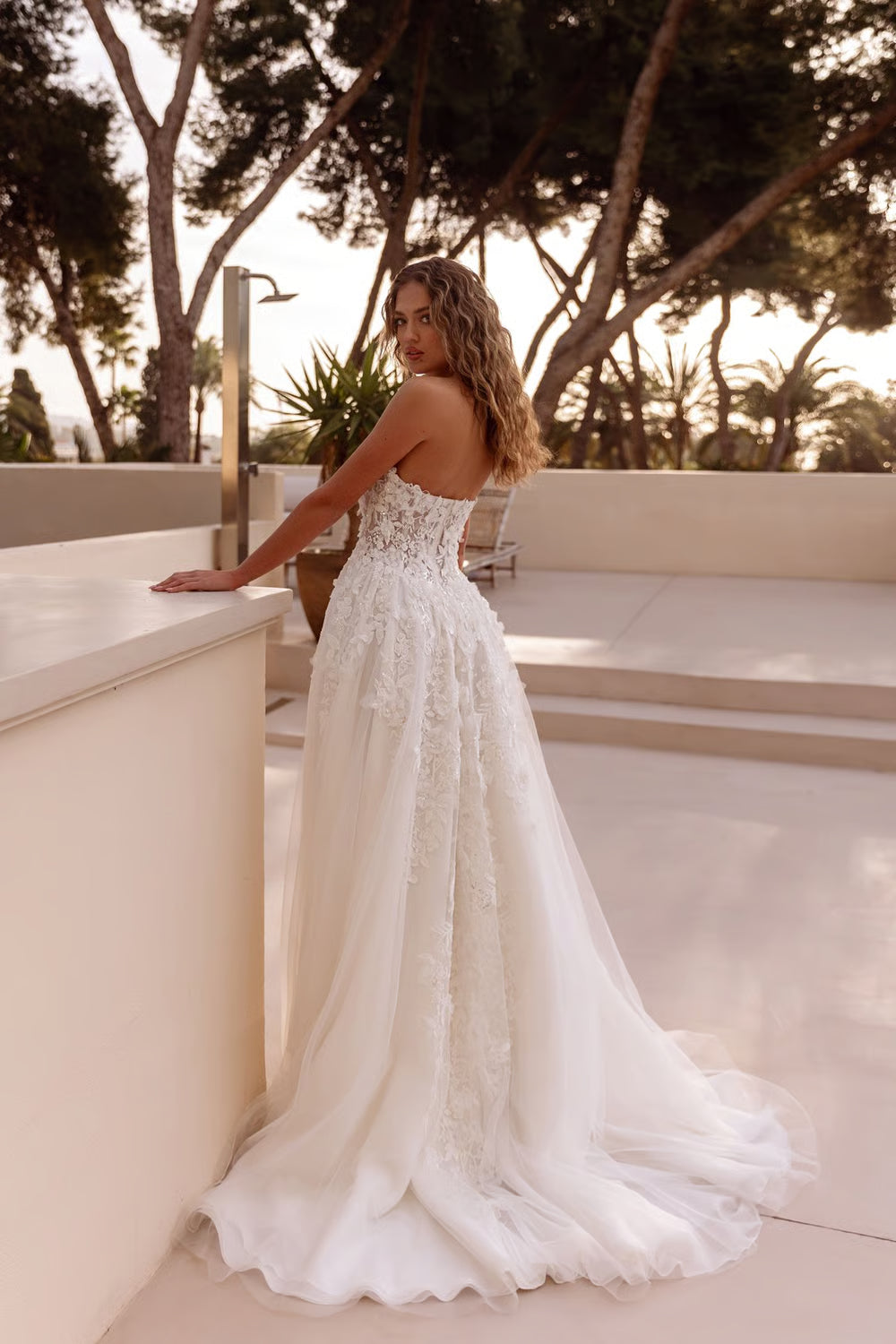Romantic Tulle Lace A-Line Strapless Sweetheart Sleeveless Illusion Lace Back Floor-Length Train Wedding Dresses
