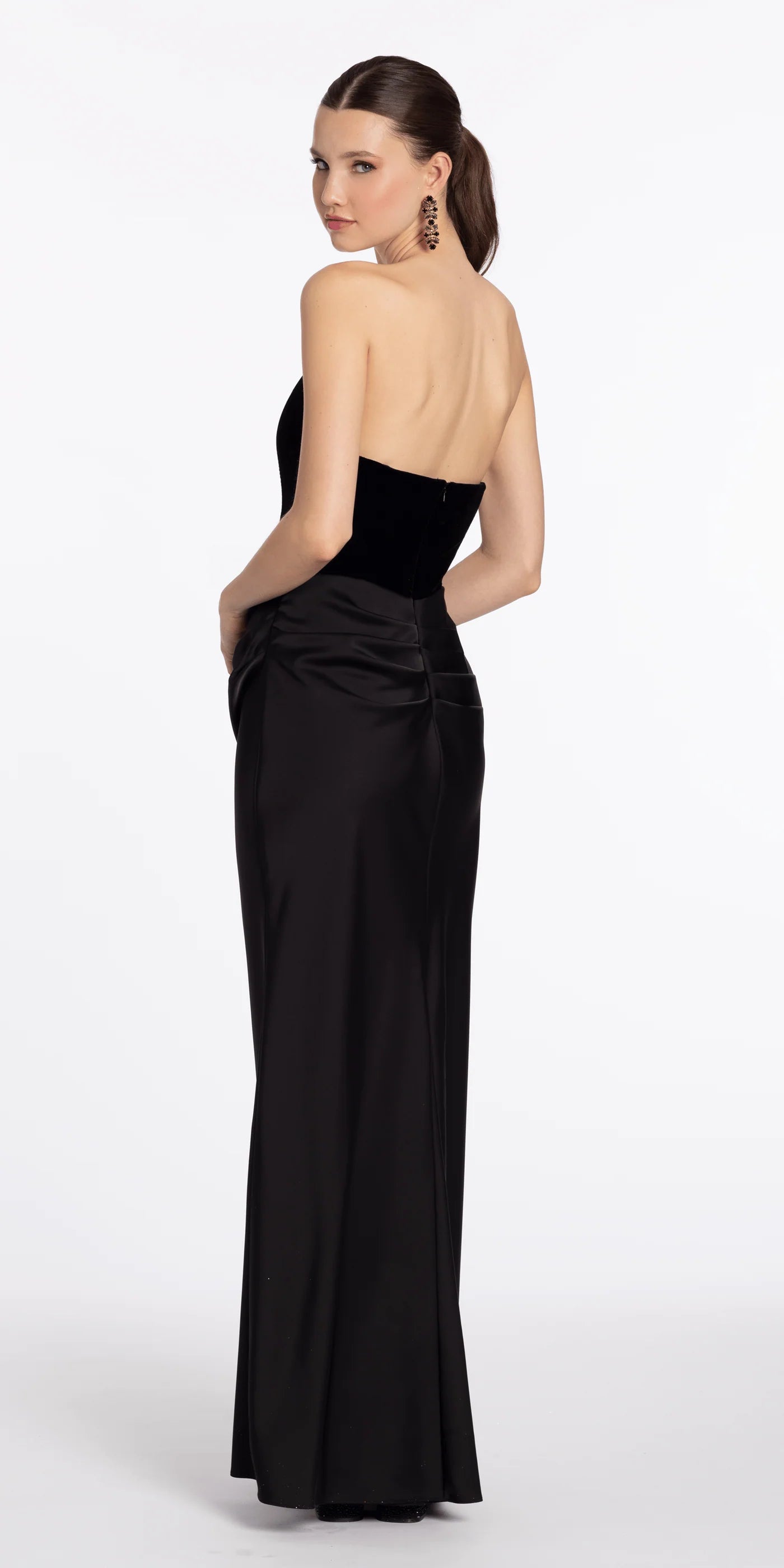 Sophisticated Evening Dress with Strapless Velvet Bodice and Satin Mermaid Skirt
