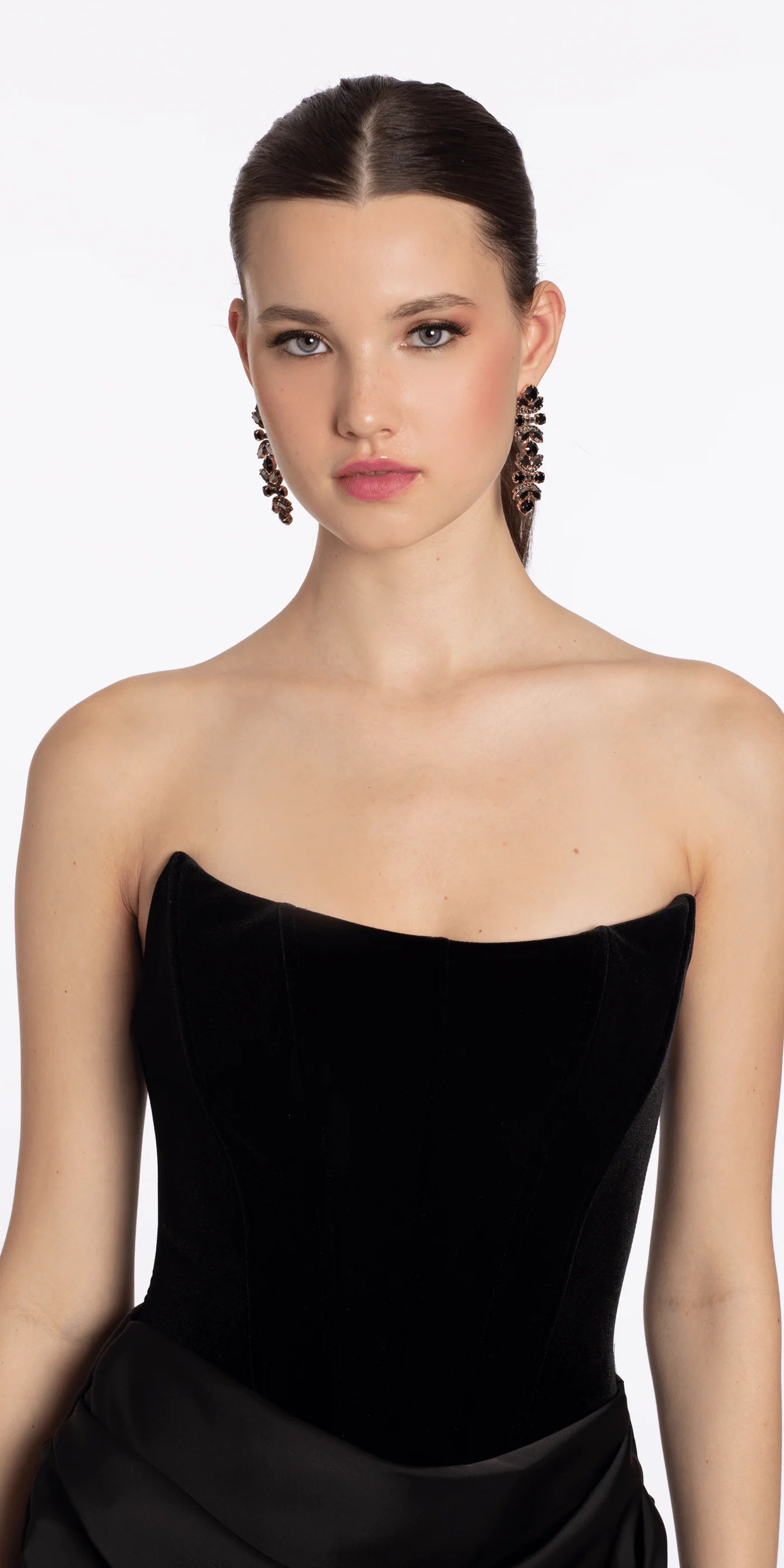 Sophisticated Evening Dress with Strapless Velvet Bodice and Satin Mermaid Skirt