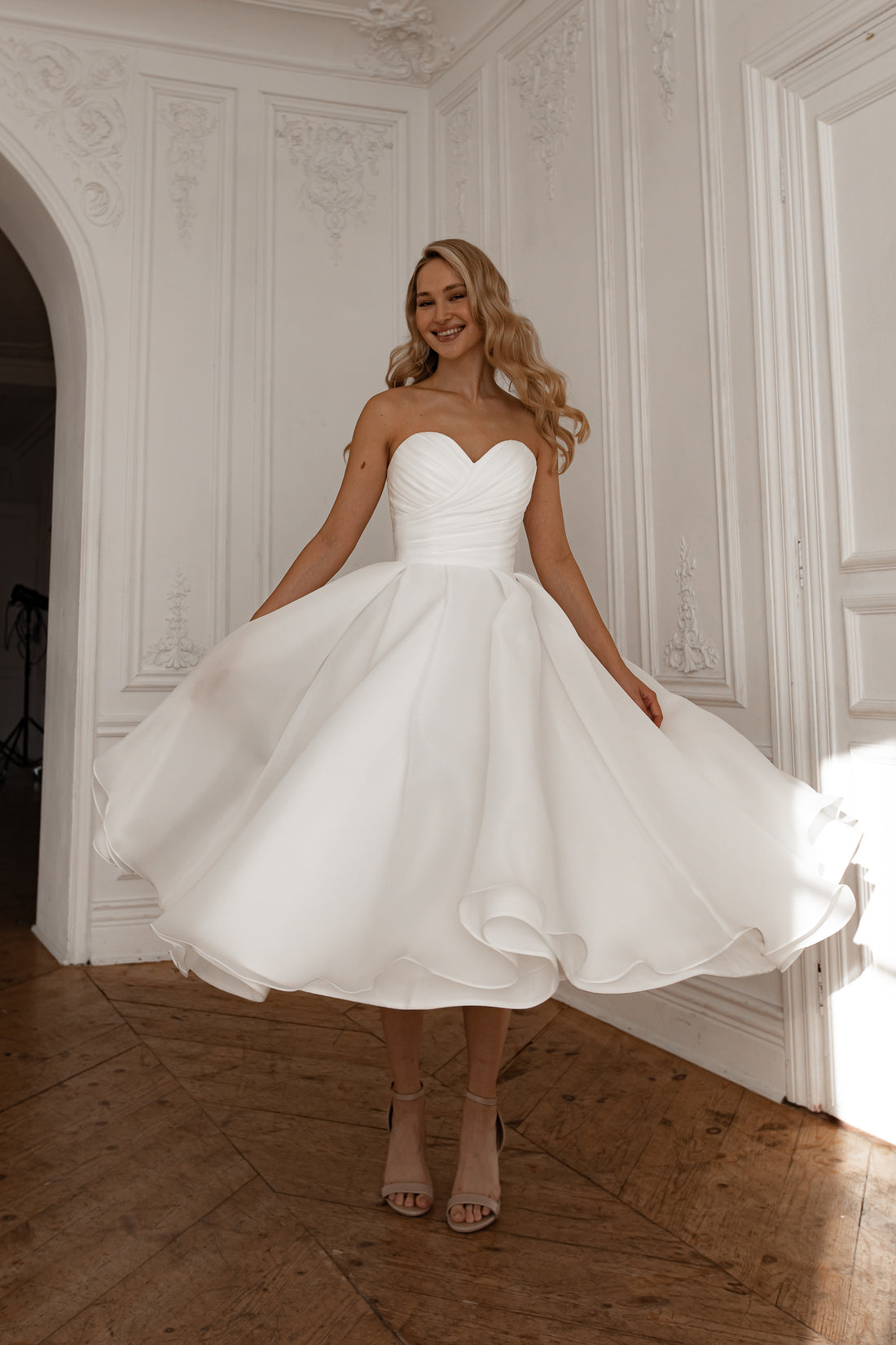 Sweetheart Strapless Organza Midi Wedding Dress Lace-Up Back A-Line Short Bridal Gown