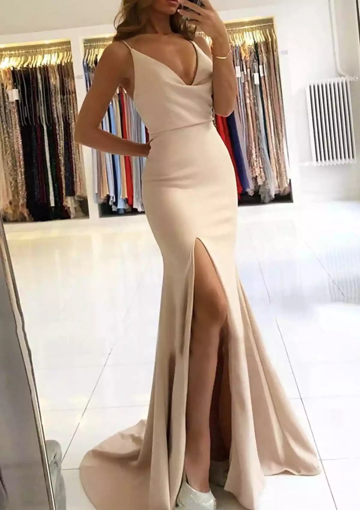The charming trumpet mermaid V-neck sleeveless trailing satin highlights elegant temperament Prom Dresses