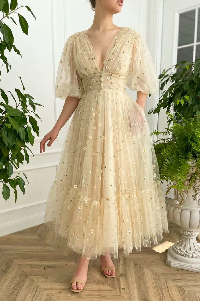 Champagne V-Neck Lace Short Unique Design Full Of Charm Party Dresses