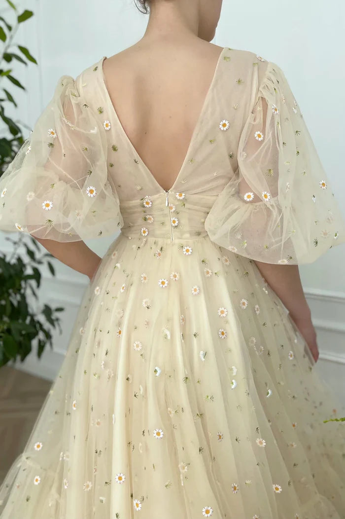 Champagne V-Neck Lace Short Unique Design Full Of Charm Party Dresses