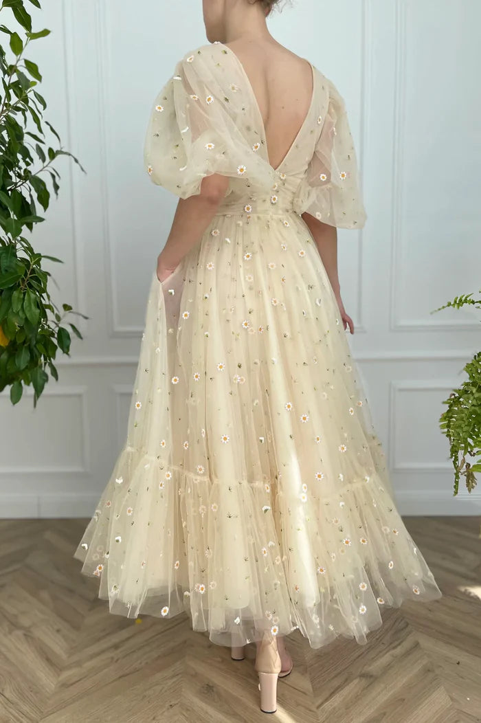 Champagne V-Neck Lace Short Unique Design Full Of Charm Party Dresses