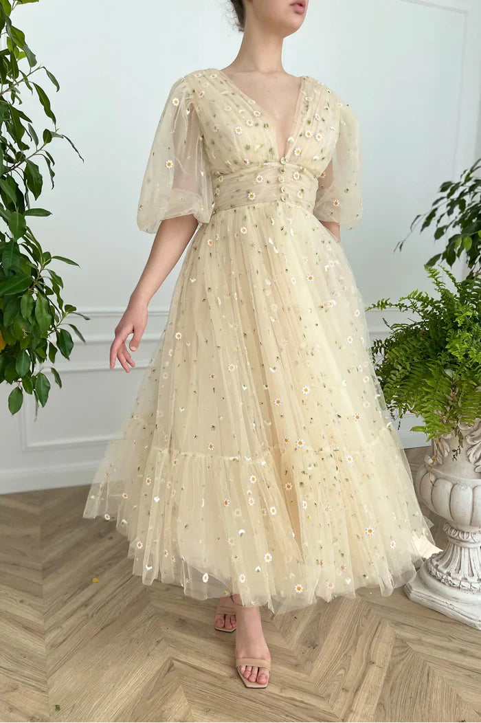 Champagne V-Neck Lace Short Unique Design Full Of Charm Party Dresses